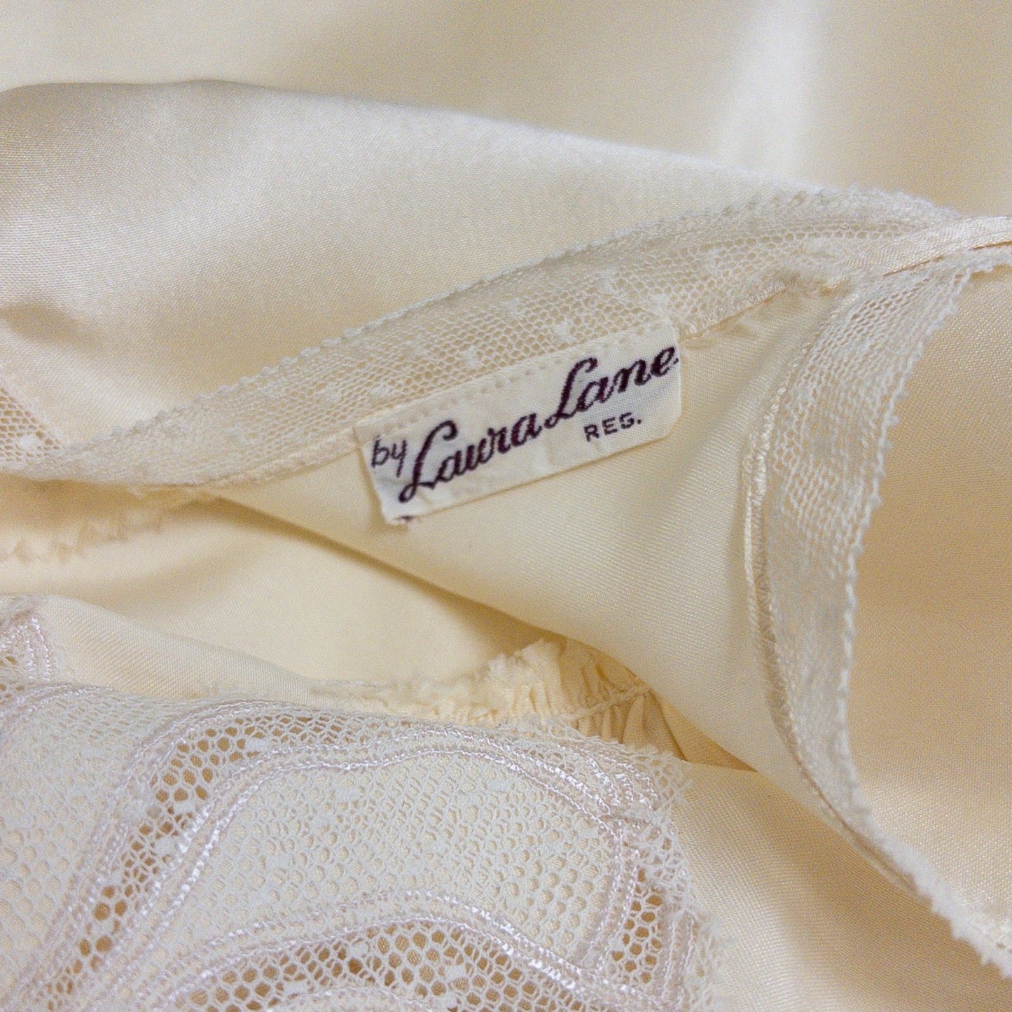 1940s Slip - Pearlescent Ivory Silk Satin with Ruffled Bobbin Lace by Laura Lane | XS - Daggers & Dames