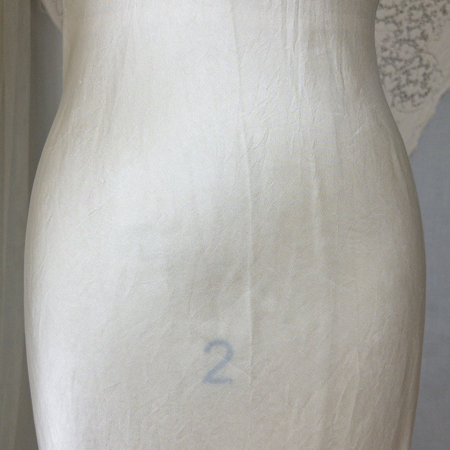 1940s Slip - Pearlescent Ivory Silk Satin with Ruffled Bobbin Lace by Laura Lane | XS - Daggers & Dames