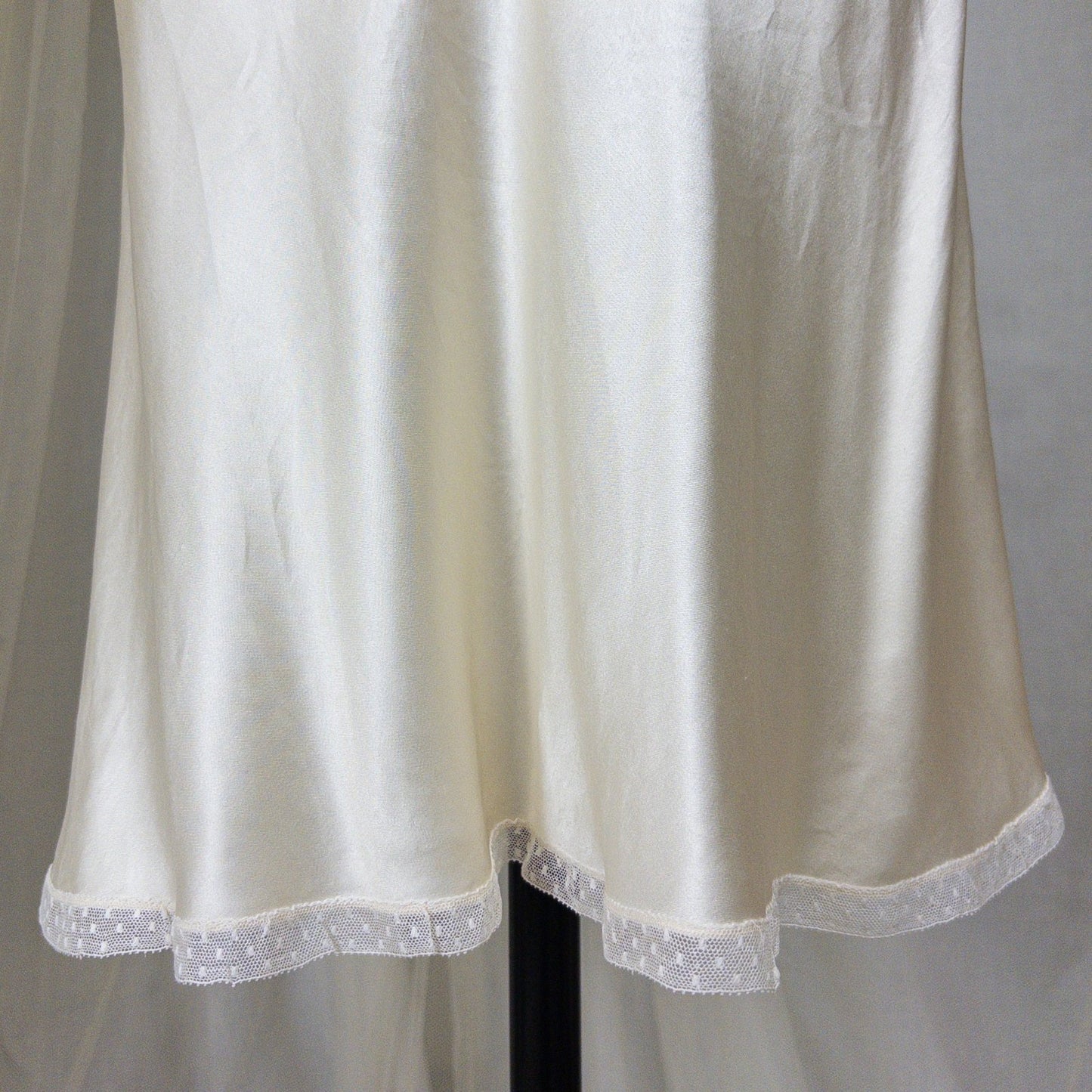 1940s Slip - Pearlescent Ivory Silk Satin with Ruffled Bobbin Lace by Laura Lane | XS - Daggers & Dames