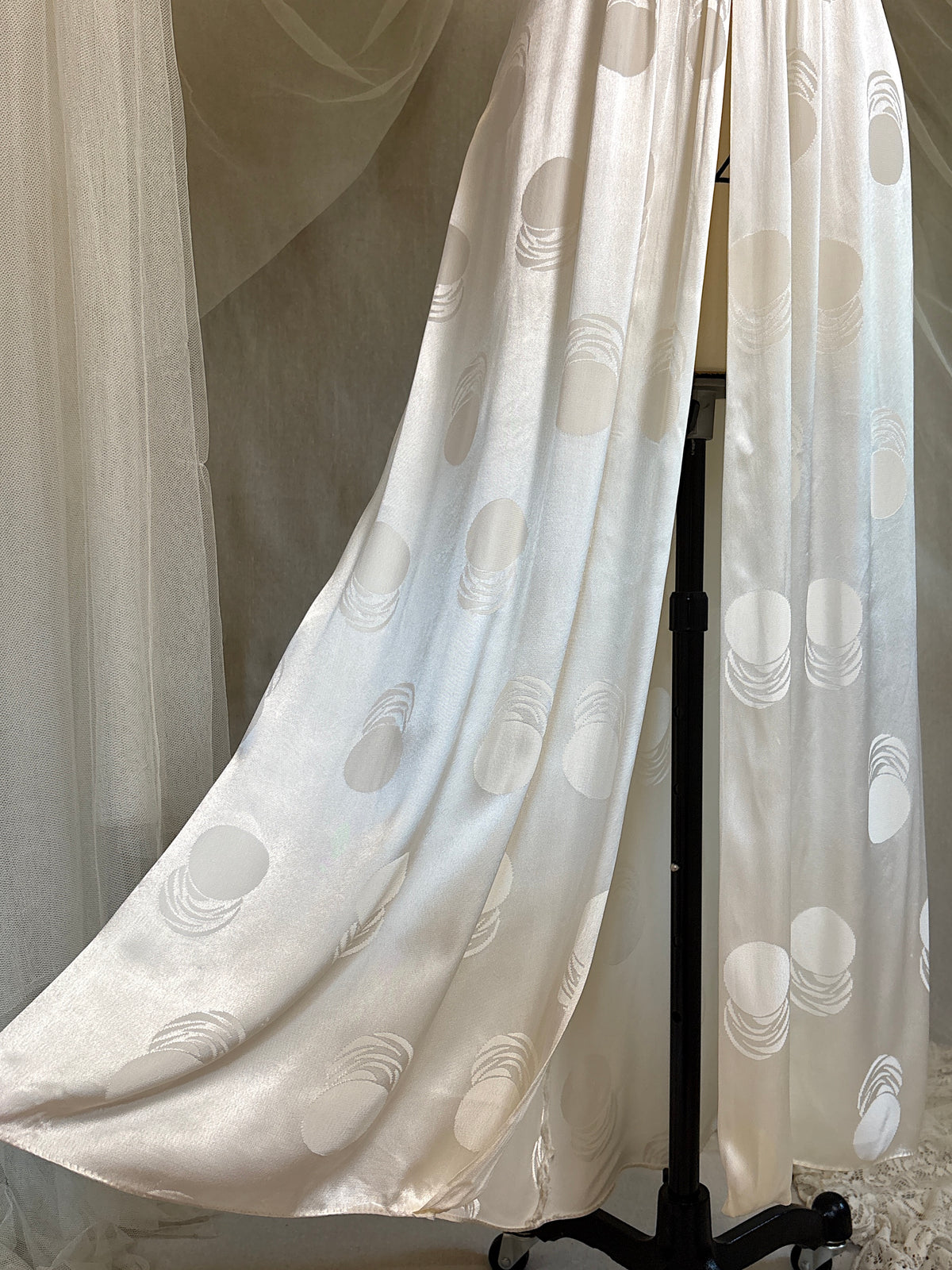 Vintage 1940's Dressing Gown - Pearl White Crepe-Back Rayon Satin with Geo Matte Print | S, M