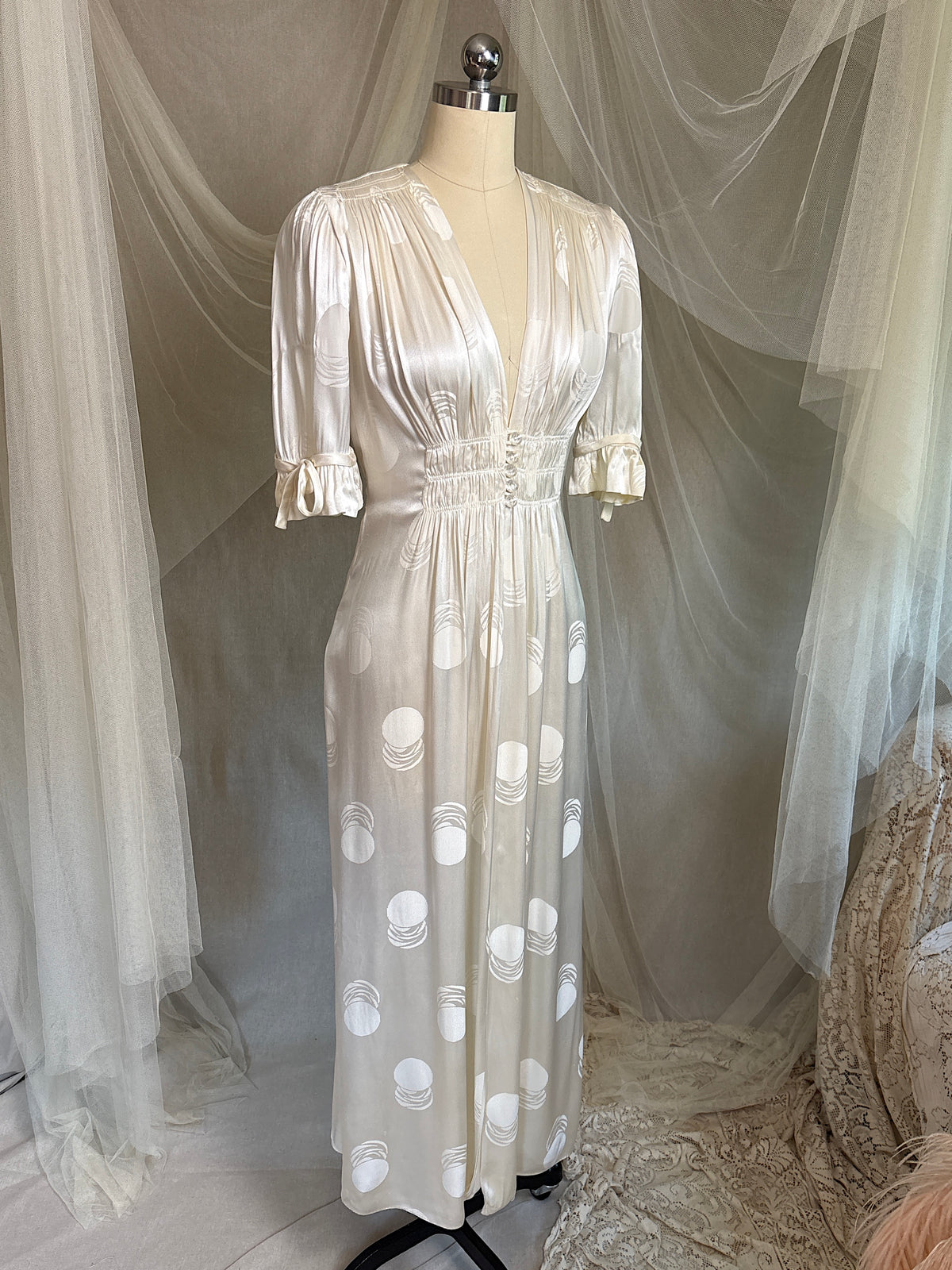 Vintage 1940's Dressing Gown - Pearl White Crepe-Back Rayon Satin with Geo Matte Print | S, M