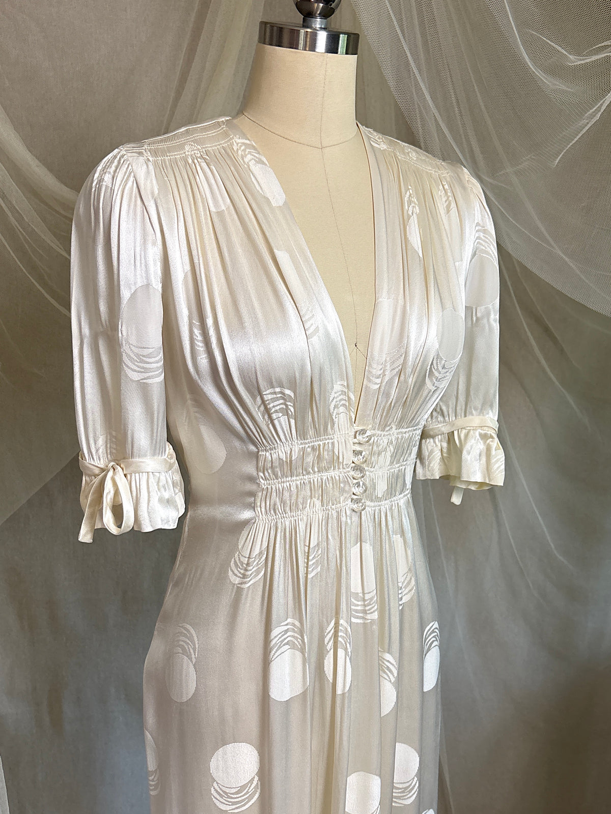 Vintage 1940's Dressing Gown - Pearl White Crepe-Back Rayon Satin with Geo Matte Print | S, M