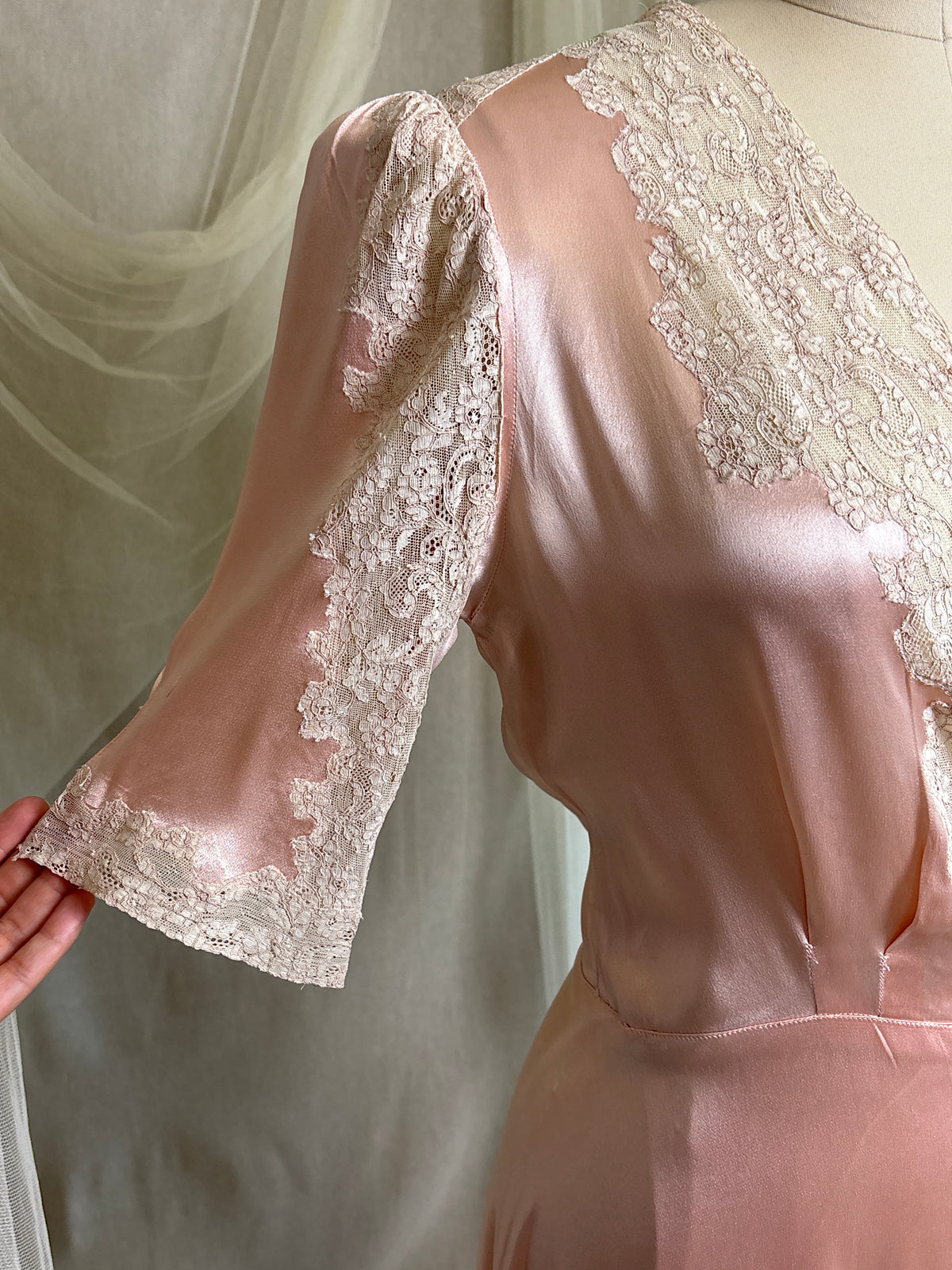 Vintage 1940's Dressing Gown - Dusty Rose Pink Crepe-Back Satin with Keyhole Back | S, M