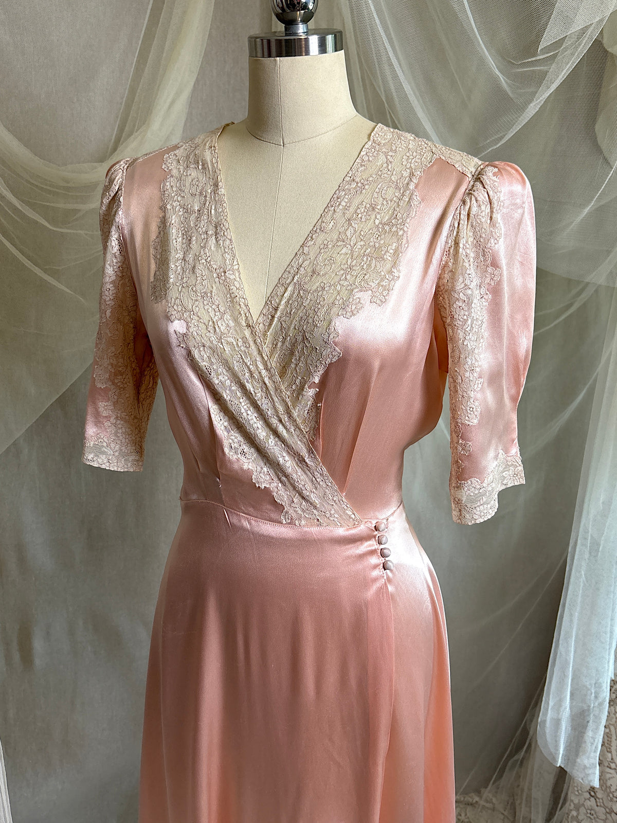 Vintage 1940's Dressing Gown - Dusty Rose Pink Crepe-Back Satin with Keyhole Back | S, M