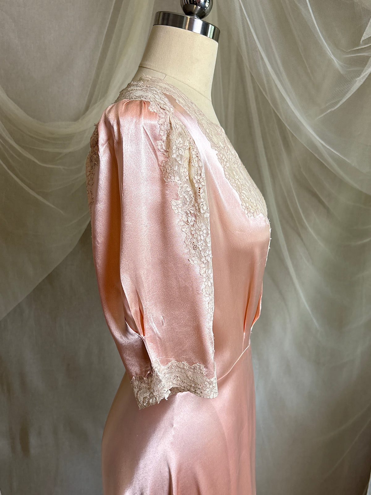 Vintage 1940's Dressing Gown - Dusty Rose Pink Crepe-Back Satin with Keyhole Back | S, M