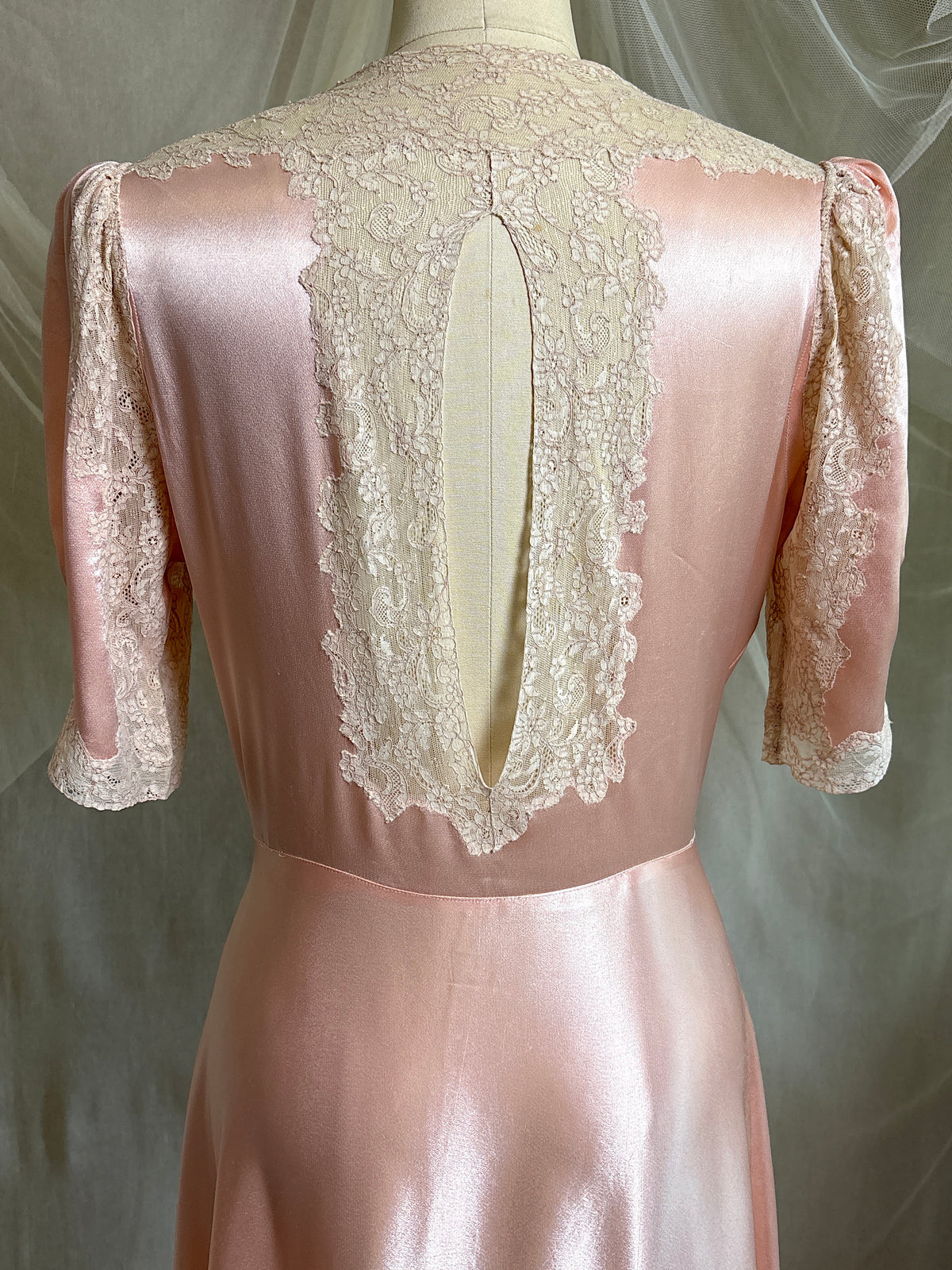Vintage 1940's Dressing Gown - Dusty Rose Pink Crepe-Back Satin with Keyhole Back | S, M