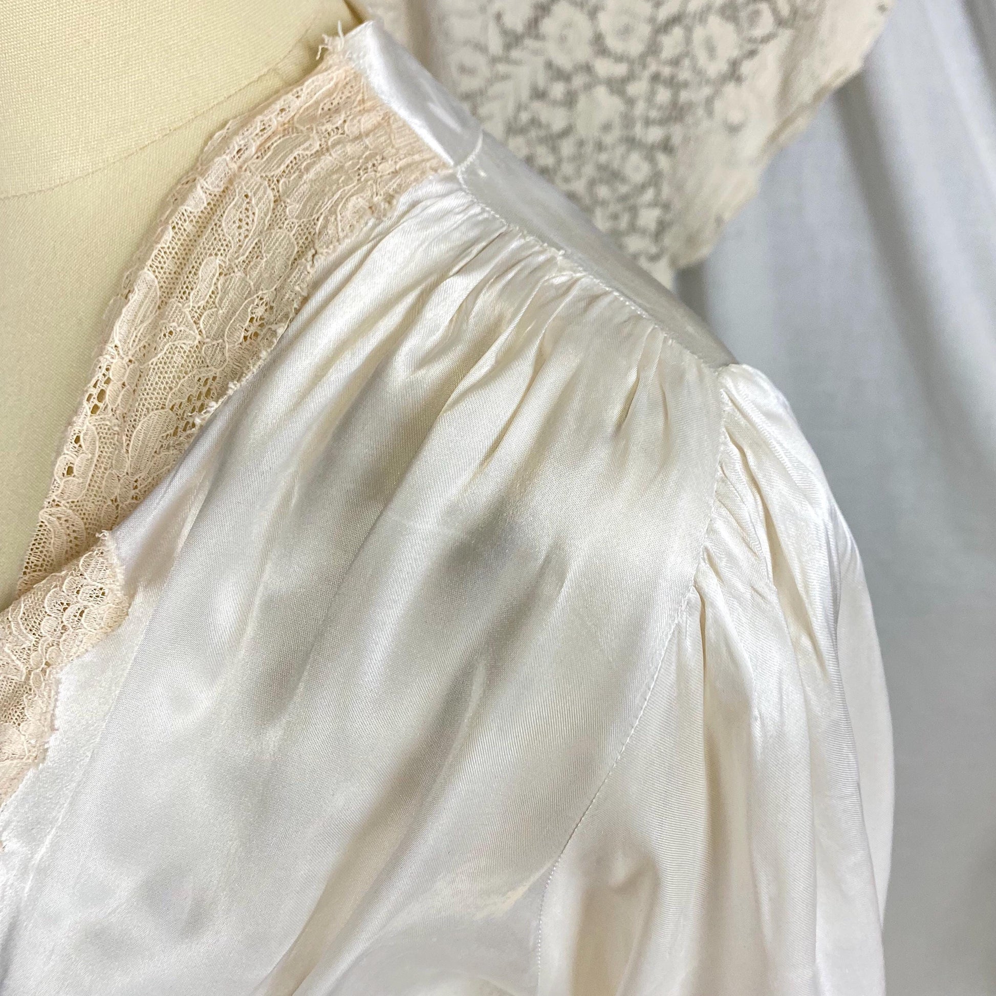 Vintage 1940's Dressing Gown Robe | Pearly White Rayon Satin with Ecru Floral Lace & Shell Buttons | Size LG, XLG | Tranel