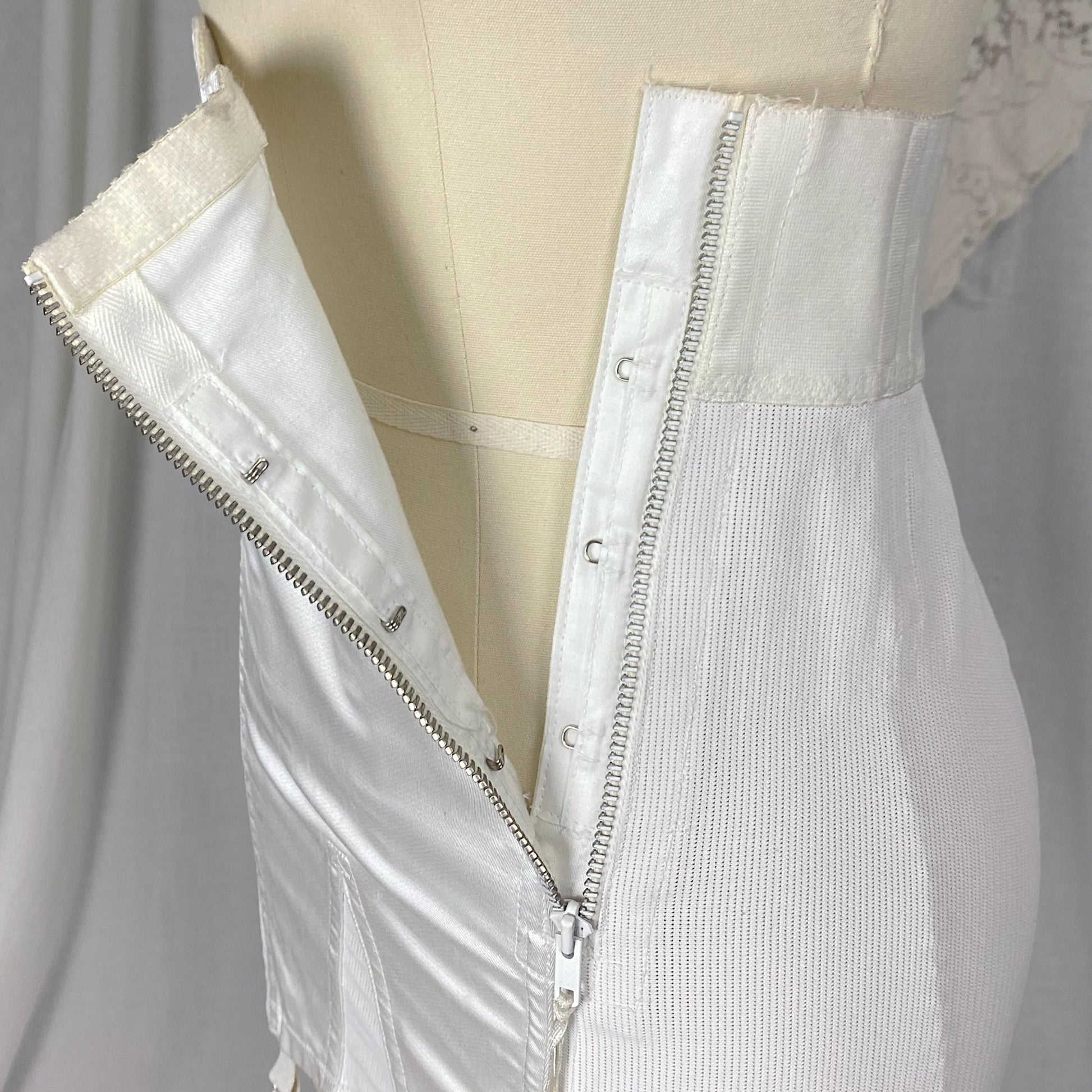 Vintage 1950's - 1960's Girdle | White Rayon Satin with Floral Embroidery & Garter Straps | Size M | Warners Le Gant