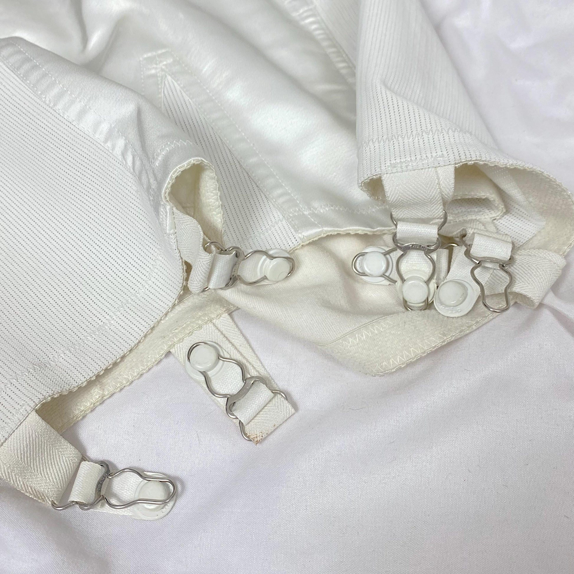 Vintage 1950's - 1960's Girdle | White Rayon Satin with Floral Embroidery & Garter Straps | Size M | Warners Le Gant
