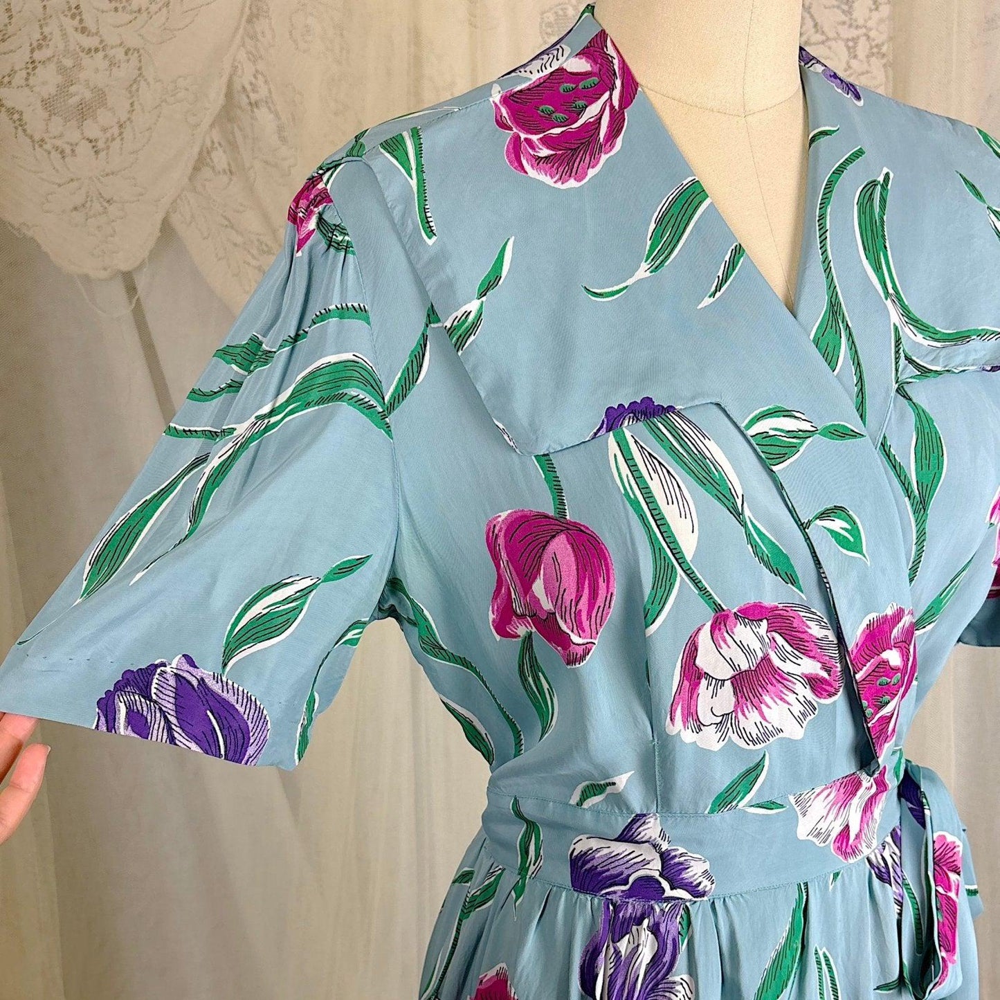 Vintage 1940's Sky Blue Rayon Dressing Gown with Bold Tulip Print - By Vali Fashion, Size S, M - Daggers & Dames