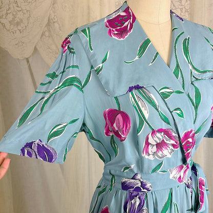 Vintage 1940's Sky Blue Rayon Dressing Gown with Bold Tulip Print - By Vali Fashion, Size S, M - Daggers & Dames