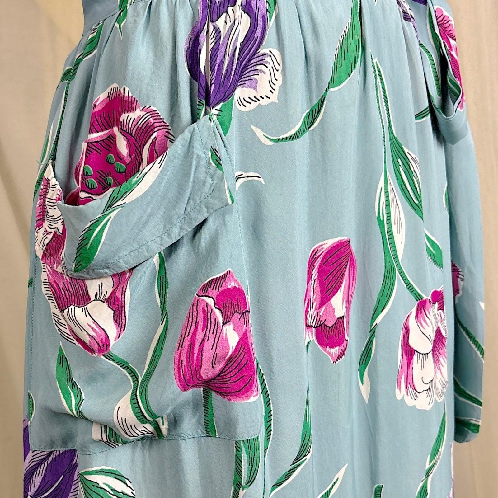 Vintage 1940's Sky Blue Rayon Dressing Gown with Bold Tulip Print - By Vali Fashion, Size S, M - Daggers & Dames