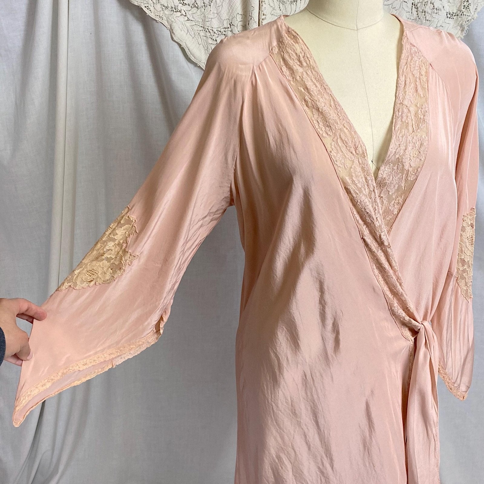 Vintage 1920's - 1930's Robe | Blush Pink Silk with Warm Ivory Lace & Handkerchief Sleeves | Size XS, S, M - Daggers & Dames
