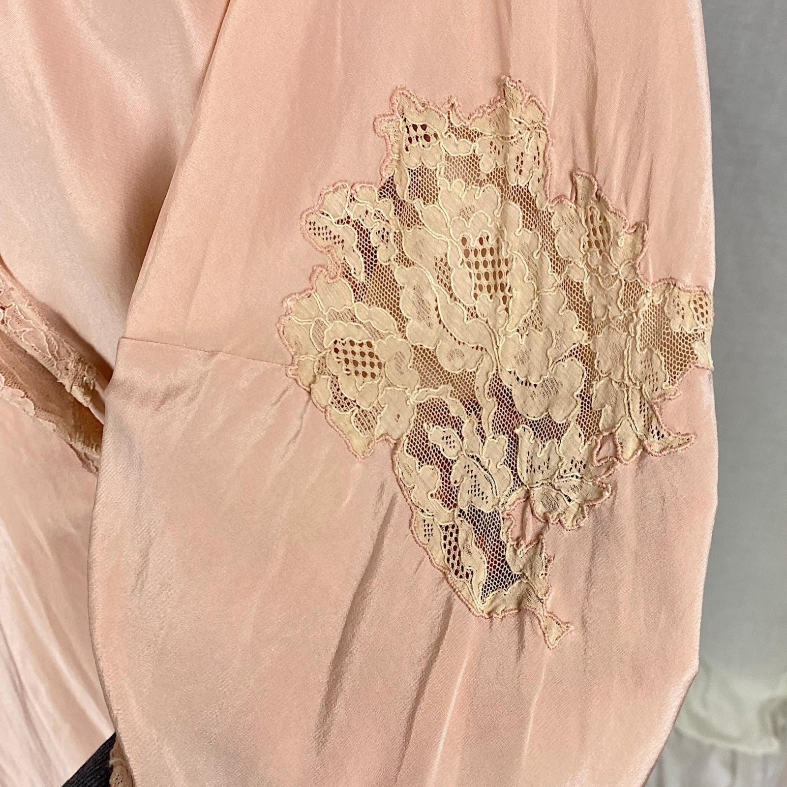 Vintage 1920's - 1930's Robe | Blush Pink Silk with Warm Ivory Lace & Handkerchief Sleeves | Size XS, S, M - Daggers & Dames