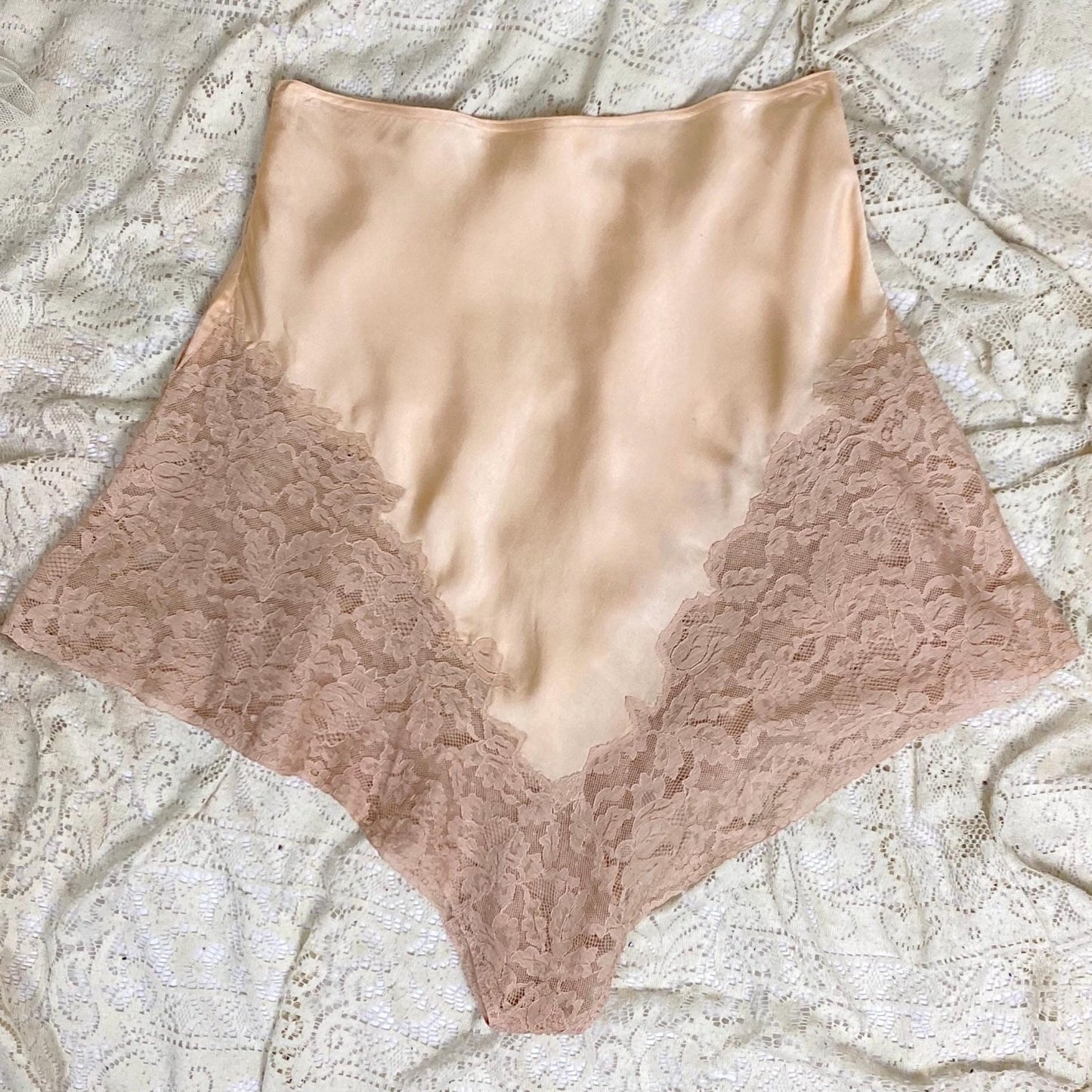 Vintage 1920's - 1930's Tap Pants | Rich Rose Gold Silk Satin with Wide Deep Nude Lace | Size M, LG - Daggers & Dames