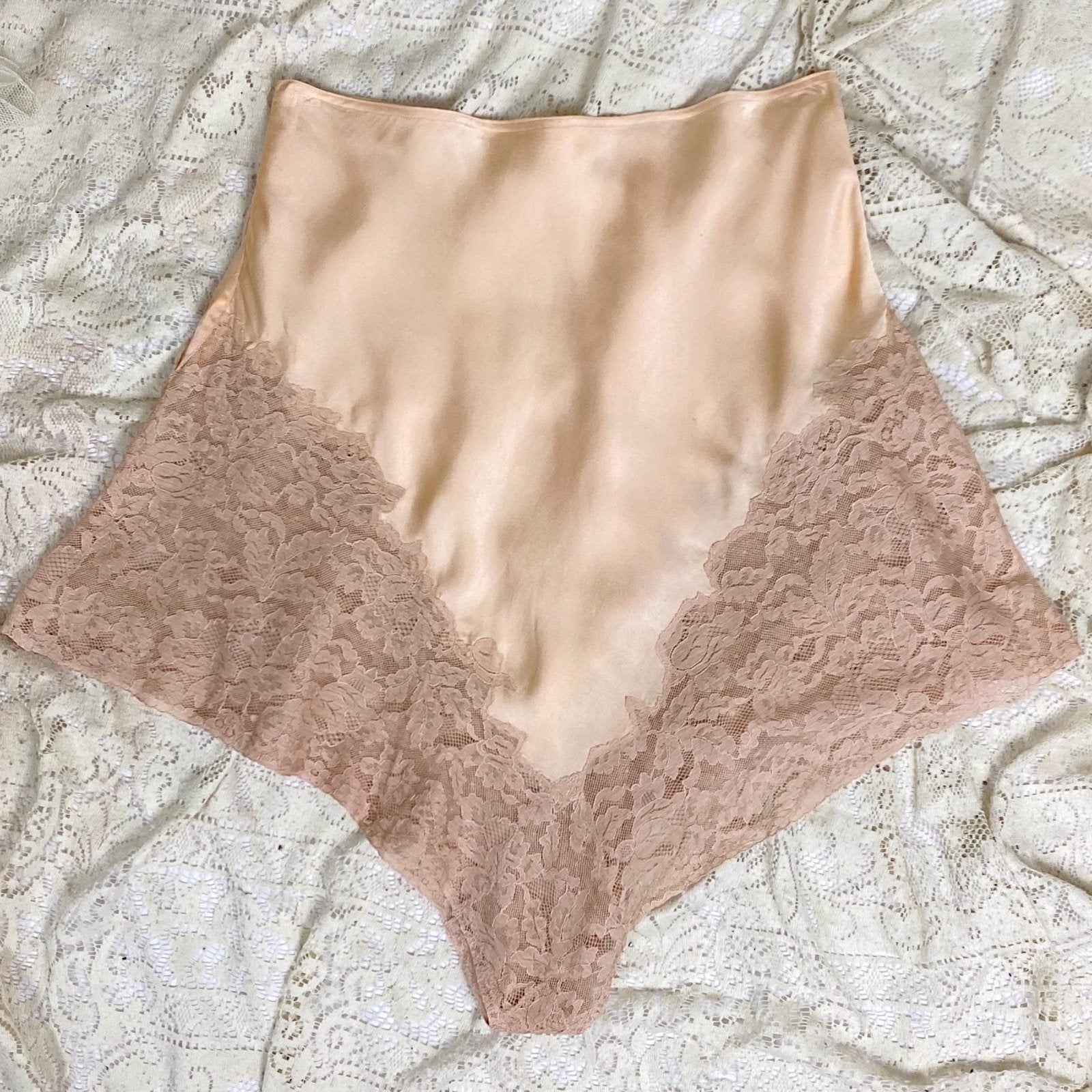 Vintage 1920's - 1930's Tap Pants | Rich Rose Gold Silk Satin with Wide Deep Nude Lace | Size M, LG - Daggers & Dames