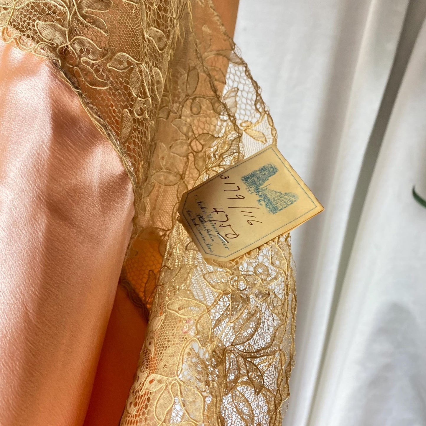 Vintage 1920's Dressing Gown Robe | Pale Rose Pink Silk & Wide Lace Edged Sleeves | Size S, M | John Wanamaker - New with Tags - Daggers & Dames