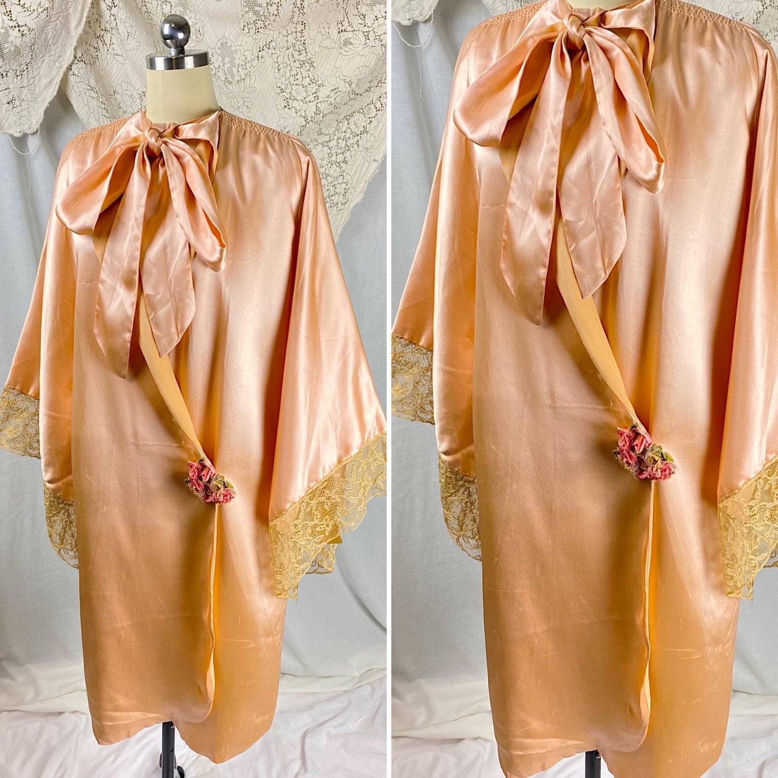 Vintage 1920's Dressing Gown Robe | Pale Rose Pink Silk & Wide Lace Edged Sleeves | Size S, M | John Wanamaker - New with Tags - Daggers & Dames