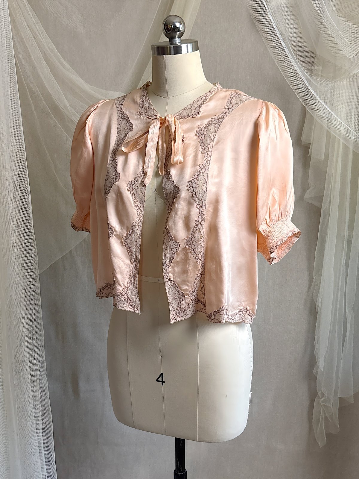 Vintage 1930's Bed Jacket - Antique Rose Pink Silk Satin with Warm Nude Lace Appliqués | S, M - Daggers & Dames