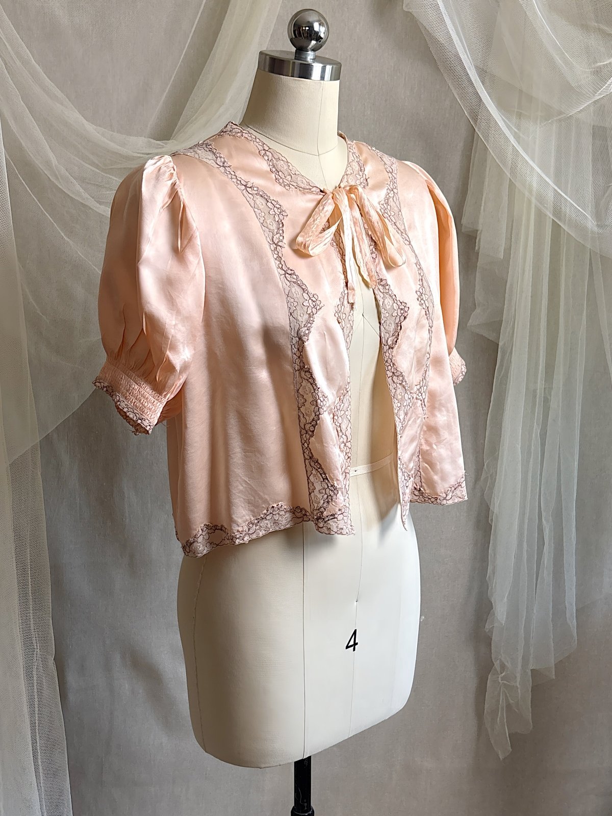 Vintage 1930's Bed Jacket - Antique Rose Pink Silk Satin with Warm Nude Lace Appliqués | S, M - Daggers & Dames