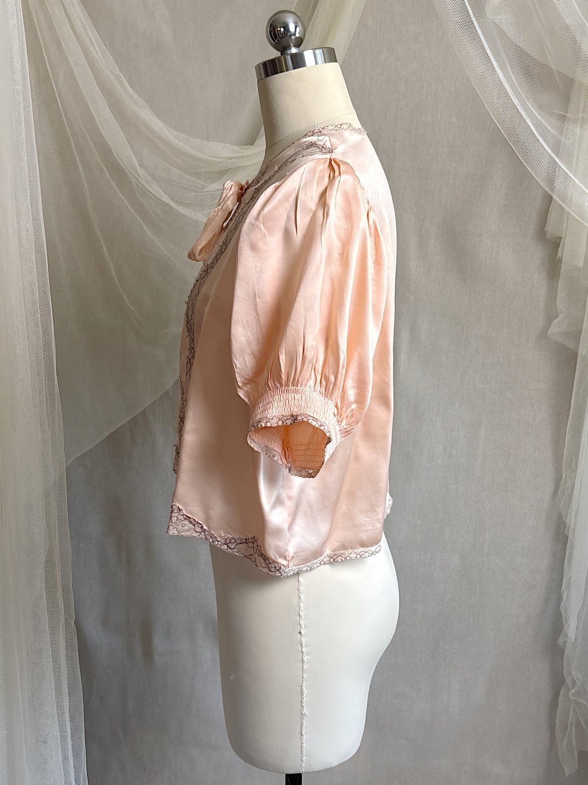 Vintage 1930's Bed Jacket - Antique Rose Pink Silk Satin with Warm Nude Lace Appliqués | S, M - Daggers & Dames