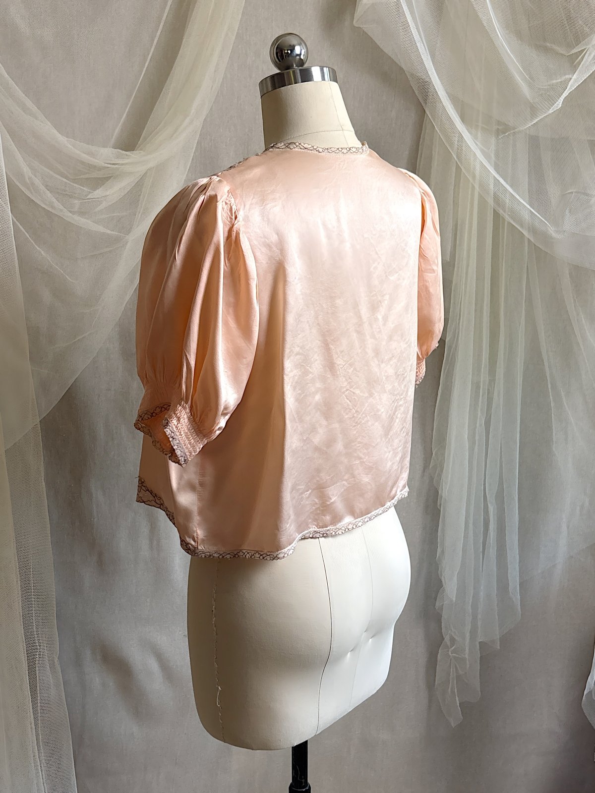 Vintage 1930's Bed Jacket - Antique Rose Pink Silk Satin with Warm Nude Lace Appliqués | S, M - Daggers & Dames