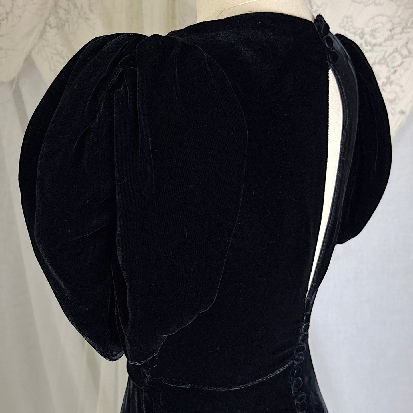 Vintage 1930's Black Velvet Evening Gown with Keyhole Back - Size XS, S - Daggers & Dames