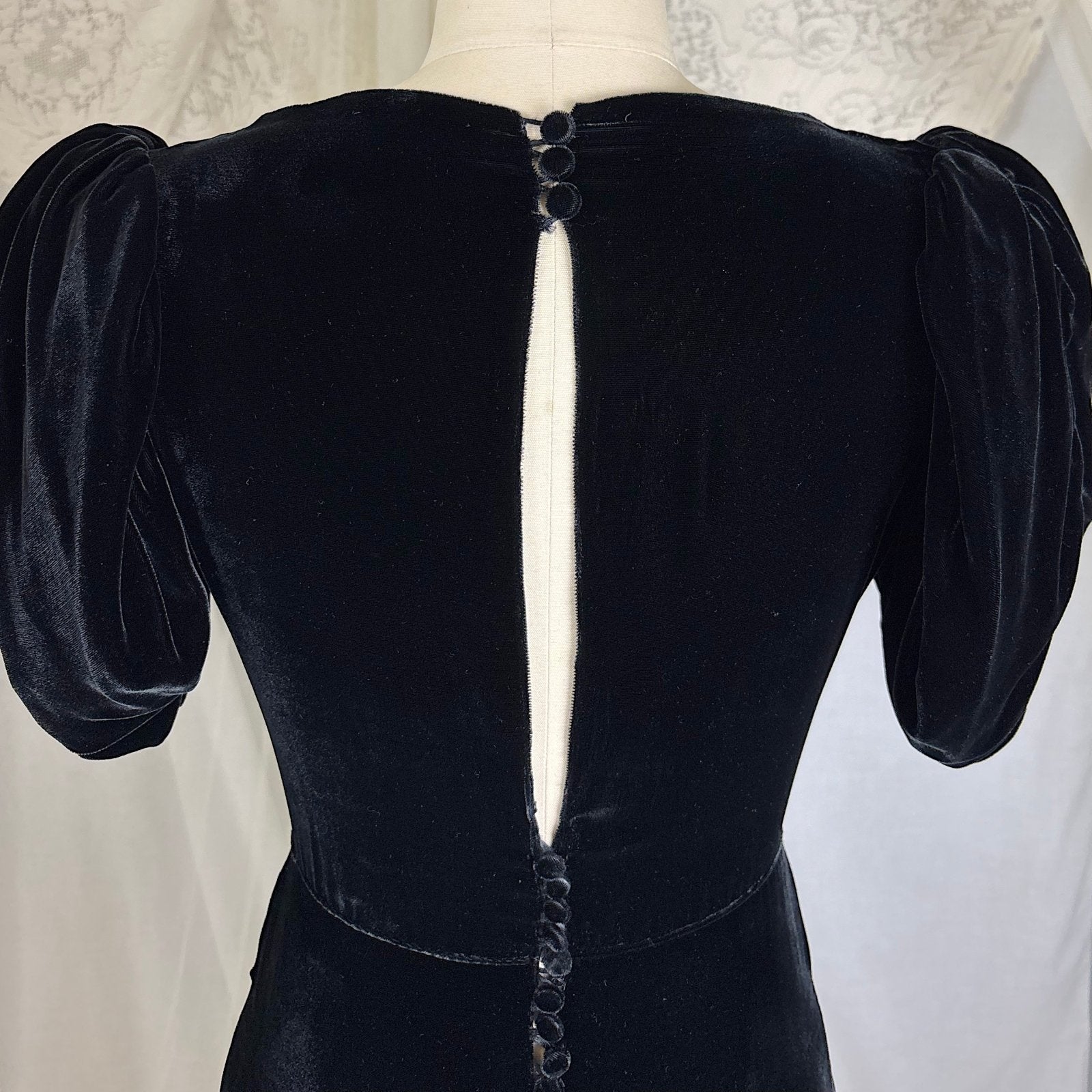 Vintage 1930's Black Velvet Evening Gown with Keyhole Back - Size XS, S - Daggers & Dames