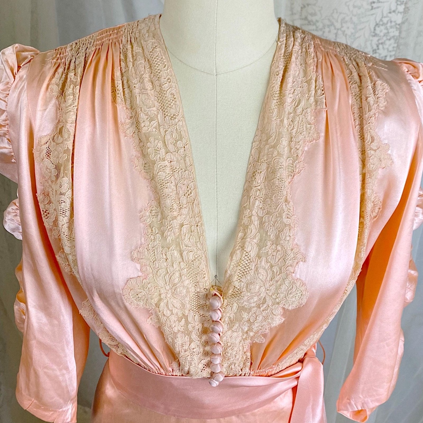Vintage 1930's Dressing Gown Robe - Lush Rose Pink Silk with Nude Alençon Lace - Size M - Daggers & Dames