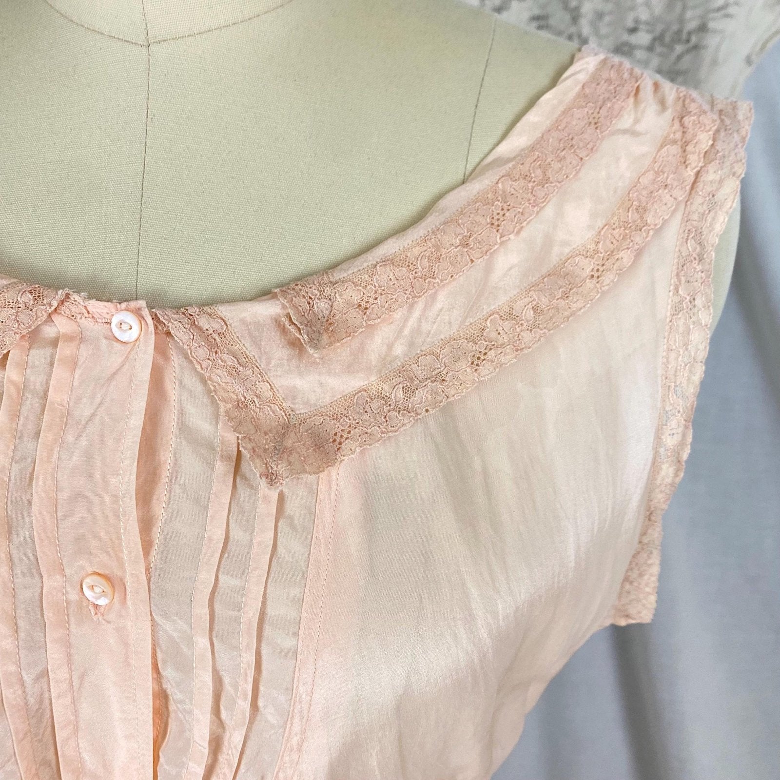 Vintage 1930's Nightgown | Pale Peach Silk with Mauve Lace Collar & Button Detail | Size S, M - Daggers & Dames