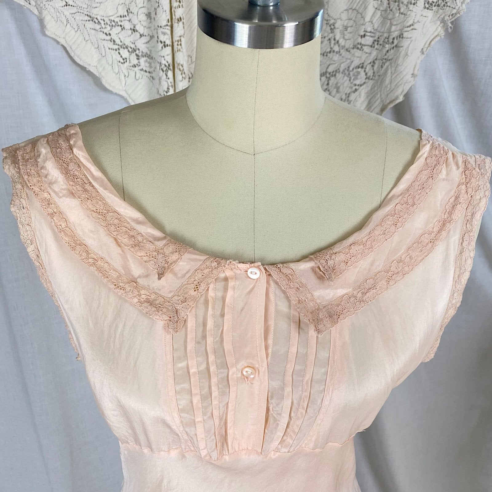 Vintage 1930's Nightgown | Pale Peach Silk with Mauve Lace Collar & Button Detail | Size S, M - Daggers & Dames