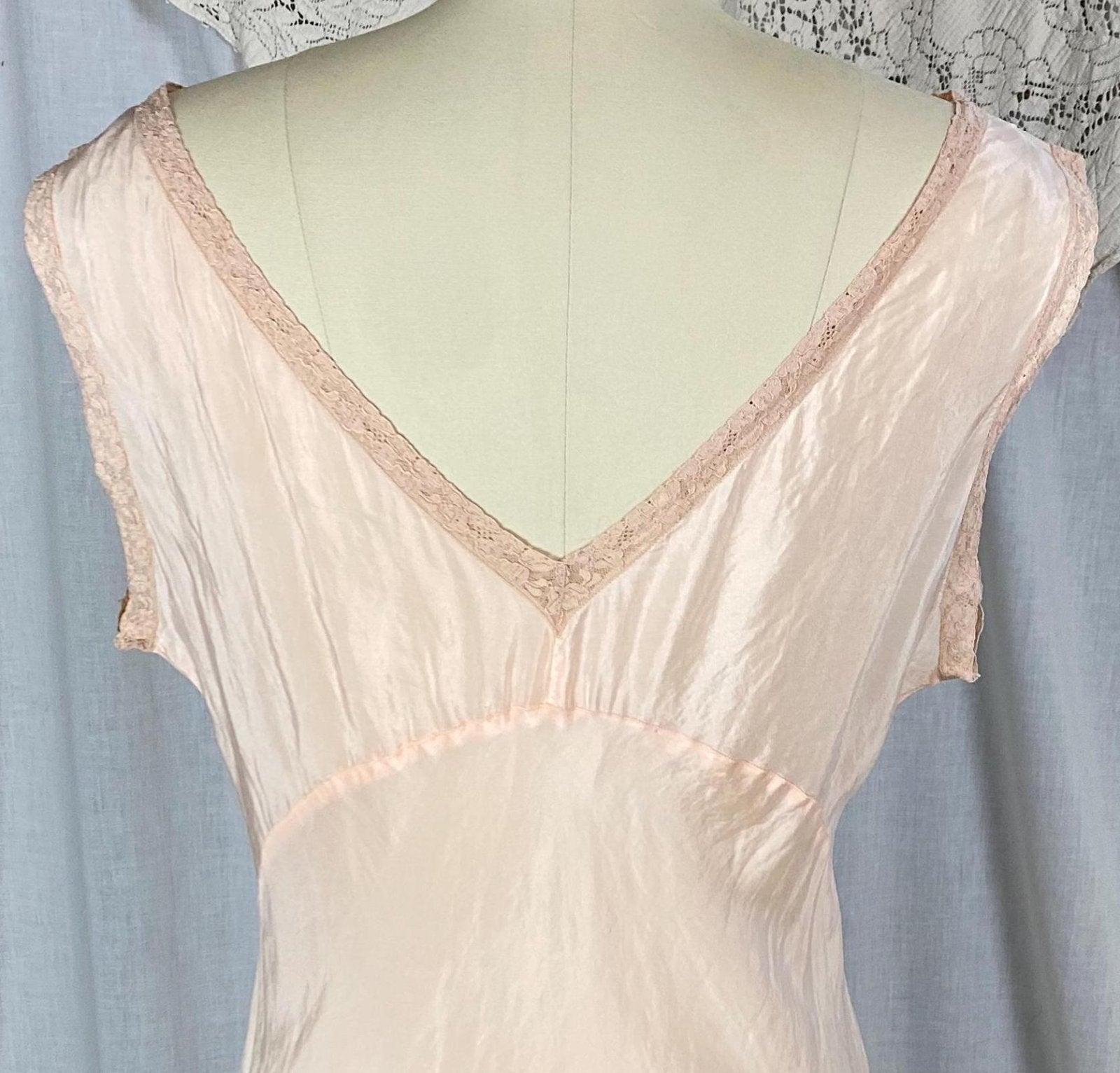 Vintage 1930's Nightgown | Pale Peach Silk with Mauve Lace Collar & Button Detail | Size S, M - Daggers & Dames