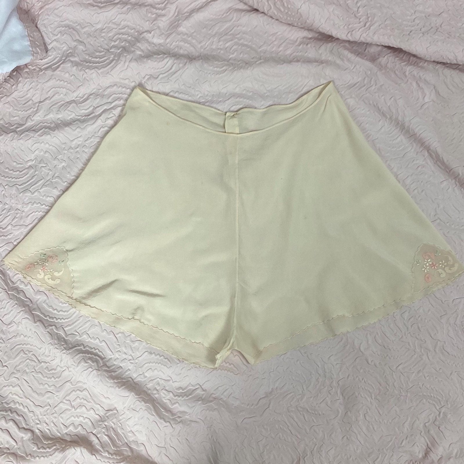 Vintage 1930's Tap Pants | Hand Stitched Semi Sheer Ivory Silk with Blue & Pink Appliques | Size XS - Daggers & Dames