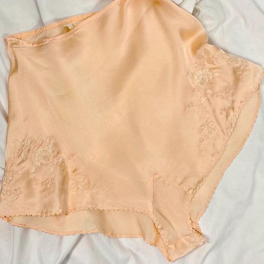 Vintage 1930's Tap Pants | Peachy Pink Silk with Satin Appliques & Scalloped Hem | Size XS - Daggers & Dames