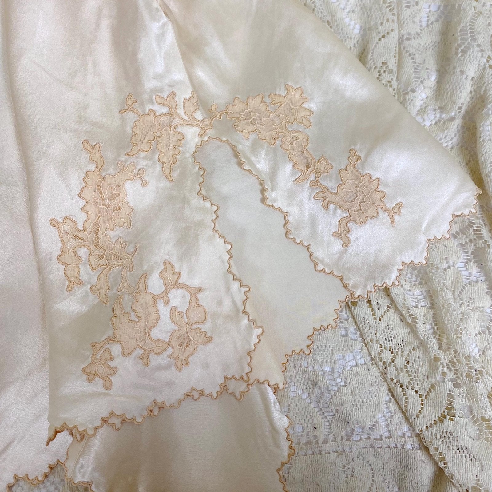 Vintage 1930's Tap Pants - Pearl White Silk Satin with Warm Nude Lace Inserts & Scalloped Edges - Size S - Daggers & Dames