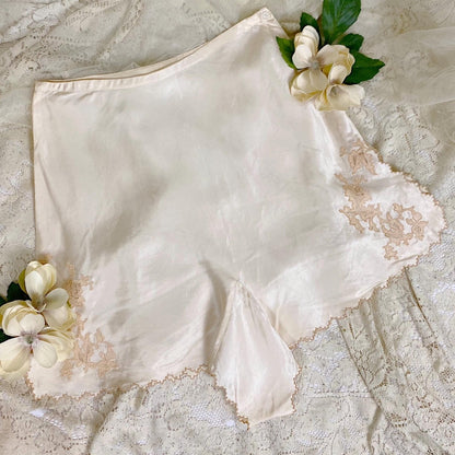 Vintage 1930's Tap Pants - Pearl White Silk Satin with Warm Nude Lace Inserts & Scalloped Edges - Size S - Daggers & Dames