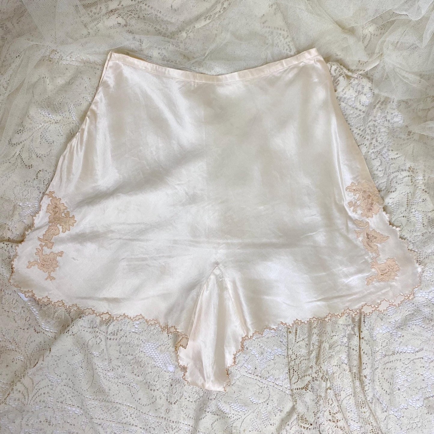 Vintage 1930's Tap Pants - Pearl White Silk Satin with Warm Nude Lace Inserts & Scalloped Edges - Size S - Daggers & Dames
