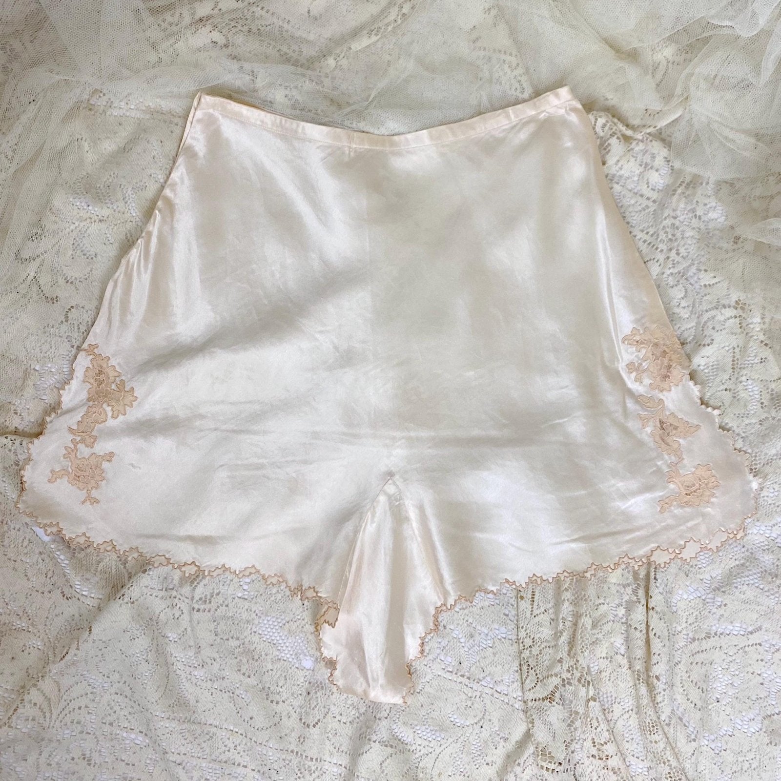Vintage 1930's Tap Pants - Pearl White Silk Satin with Warm Nude Lace Inserts & Scalloped Edges - Size S - Daggers & Dames