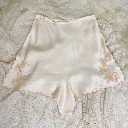 Vintage 1930's Tap Pants - Pearl White Silk Satin with Warm Nude Lace Inserts & Scalloped Edges - Size S - Daggers & Dames