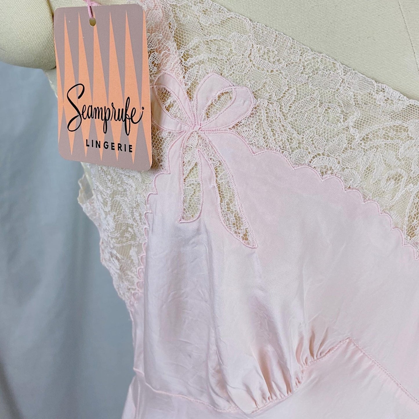 Vintage 1940's - 1950's Slip | Powder Pink Rayon with Bow Appliqués & Lace | Size M | Seamprufe - New with Tags - Daggers & Dames