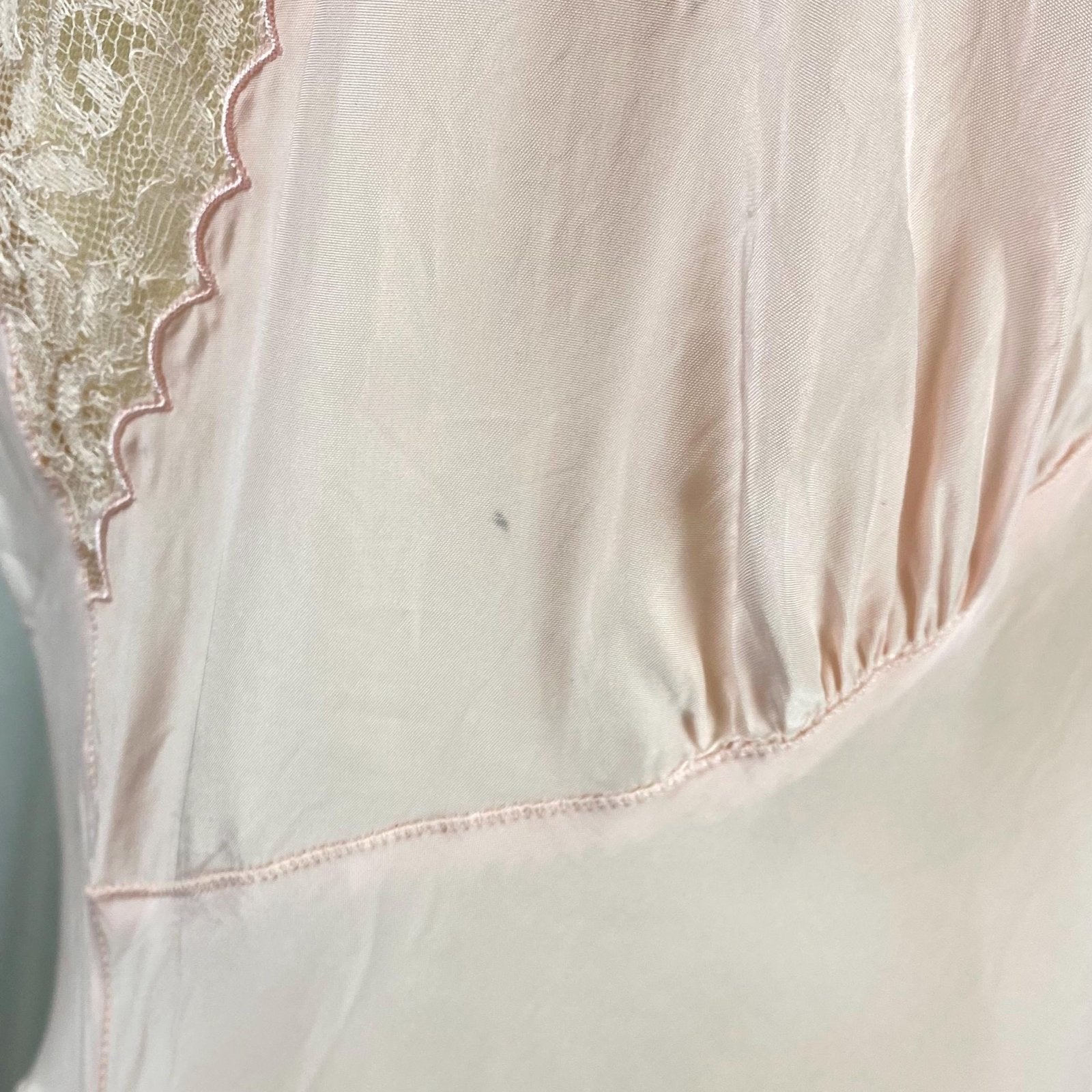 Vintage 1940's - 1950's Slip | Powder Pink Rayon with Bow Appliqués & Lace | Size M | Seamprufe - New with Tags - Daggers & Dames