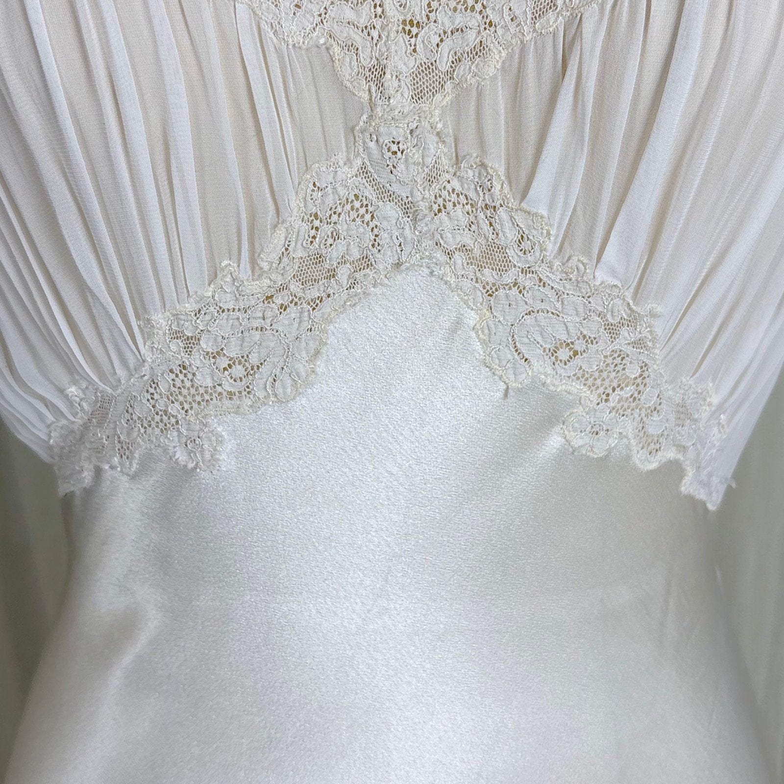Vintage 1940's Bright White Crepe Back Satin & Chiffon Nightgown, size XS, S - Daggers & Dames