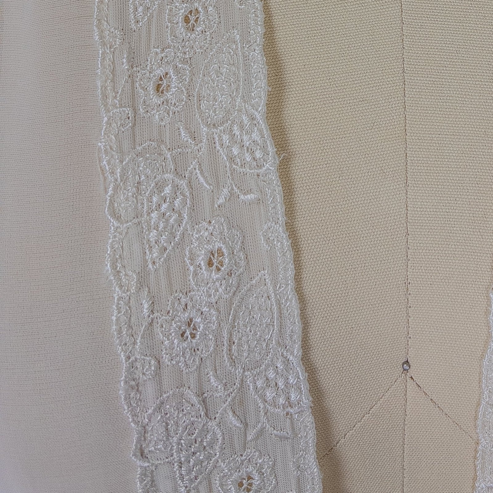 Vintage 1940's Dressing Gown Robe - Sheer White Rayon Chiffon with Satin Embroidery | Medium - Daggers & Dames