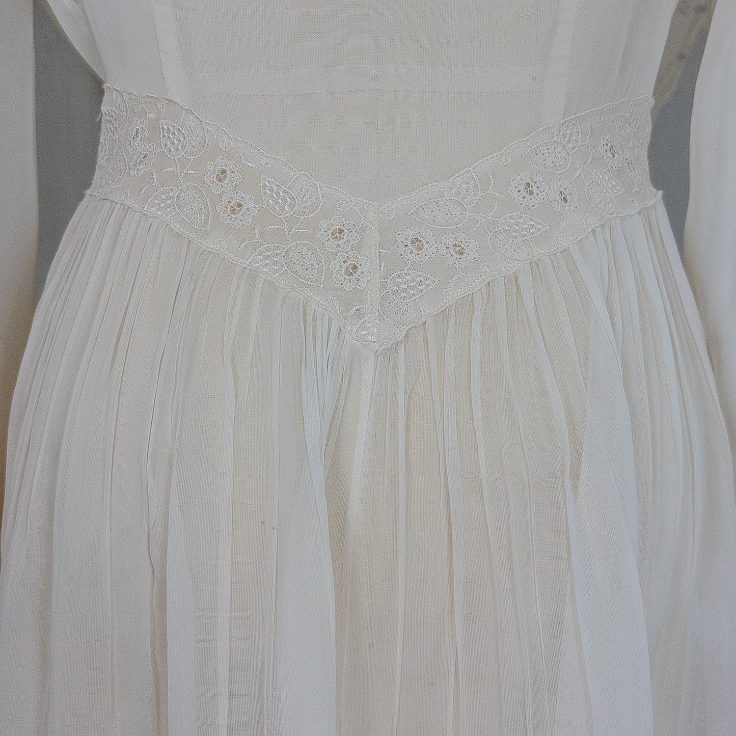 Vintage 1940's Dressing Gown Robe - Sheer White Rayon Chiffon with Satin Embroidery | Medium - Daggers & Dames