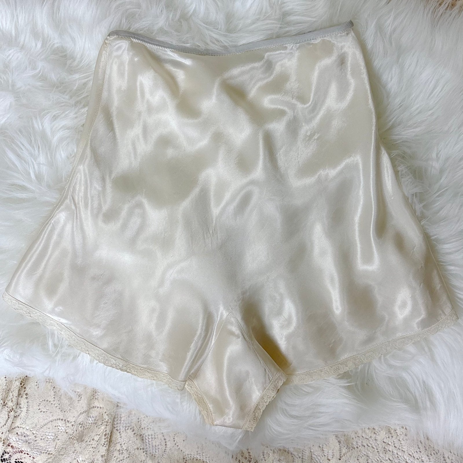 Vintage 1940's Pearly White Rayon Satin Tap Pants with Cotton Lace - by Seamprufe, size XS, S - Daggers & Dames