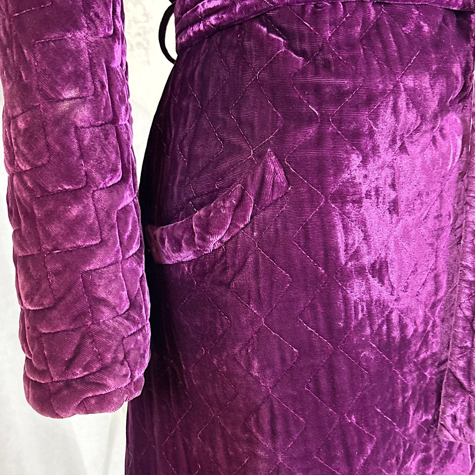 Vintage 1940's Royal Purple Quilted Velvet Robe - By Najla of Hollywood, Size S, M - Daggers & Dames