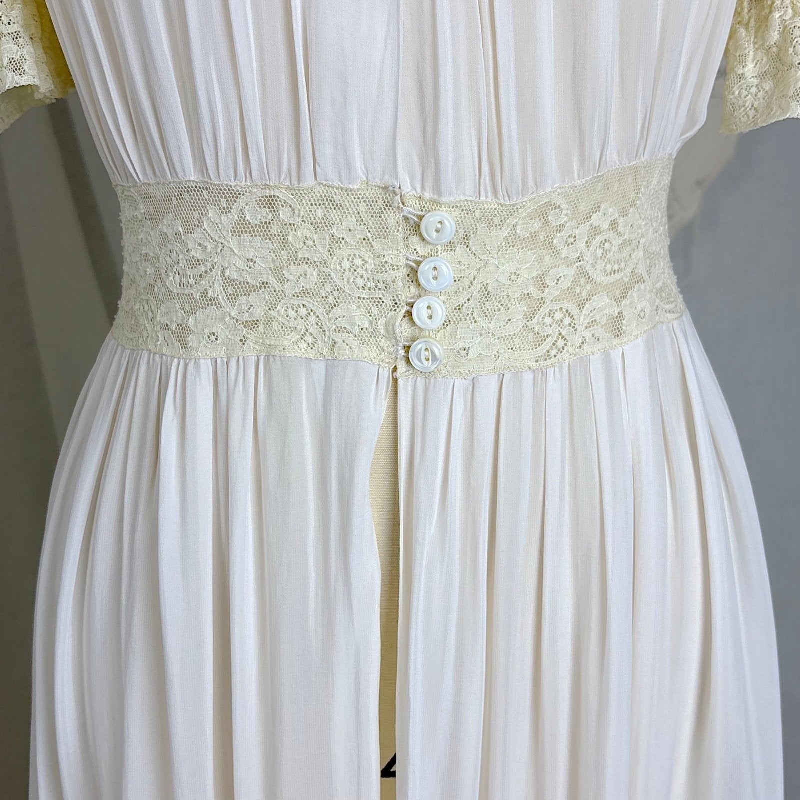 Vintage 1940's Sheer White Rayon Chiffon Dressing Gown - By Radcliffe, Size M - Daggers & Dames