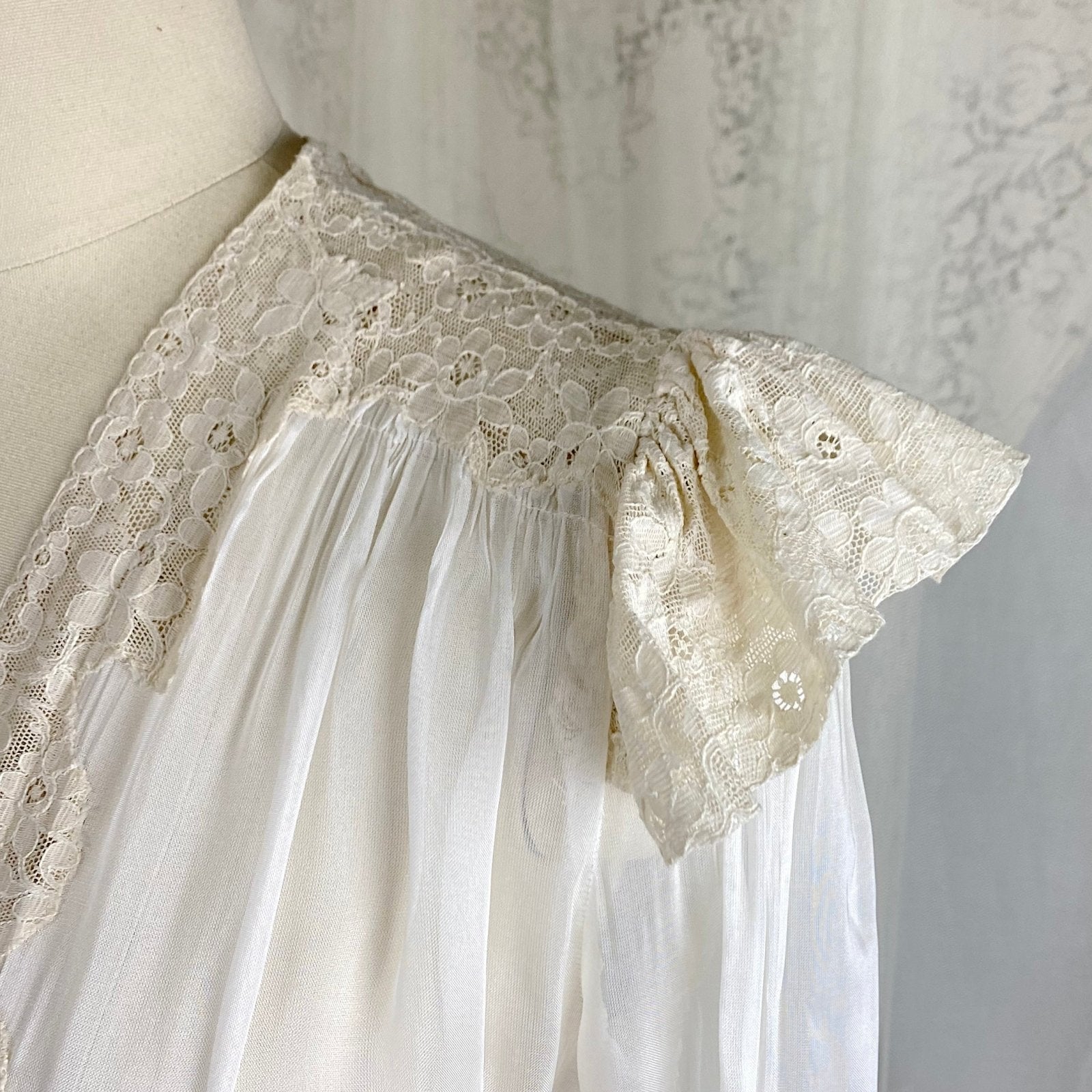 Vintage 1940s Sheer White Rayon Chiffon Dressing Gown with Ivory Cotton Lace & Tie Waist - Size XS - Daggers & Dames