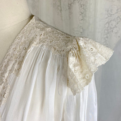 Vintage 1940s Sheer White Rayon Chiffon Dressing Gown with Ivory Cotton Lace & Tie Waist - Size XS - Daggers & Dames