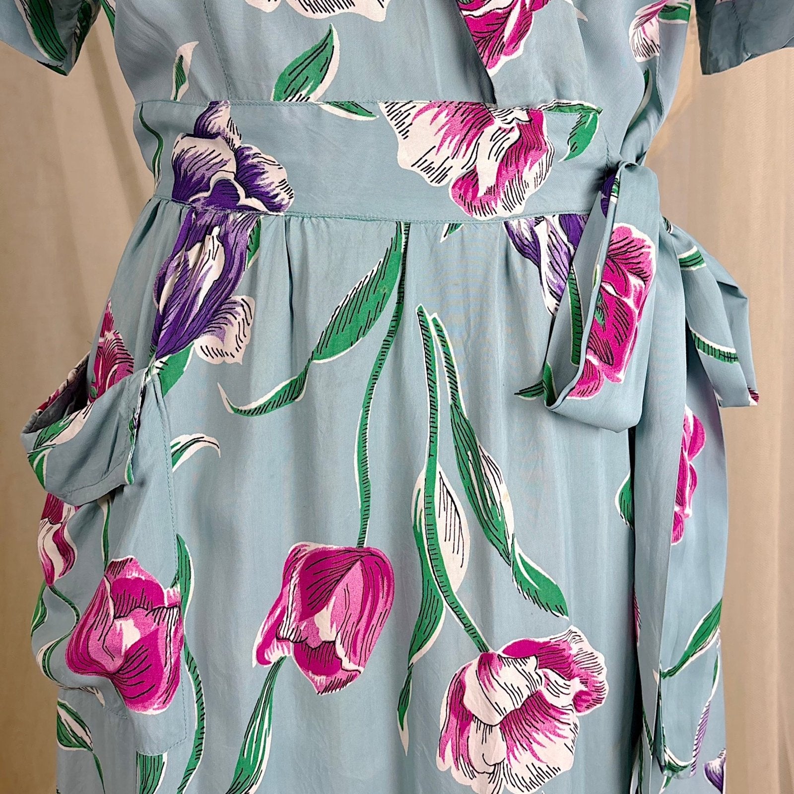 Vintage 1940's Sky Blue Rayon Dressing Gown with Bold Tulip Print - By Vali Fashion, Size S, M - Daggers & Dames